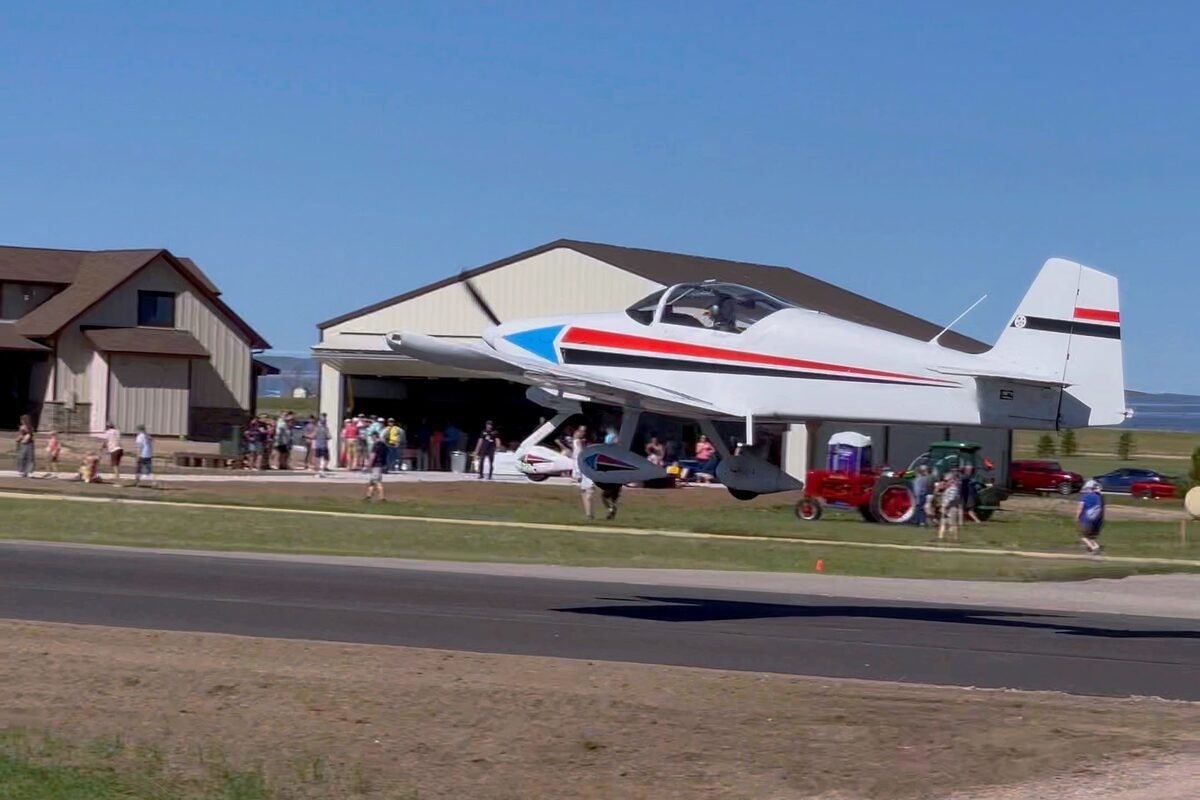 A home and its hangar beside the taxiway